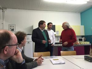 Stehend von links nach rechts: Kaspar Hauser (Chef Geschäftsbereich Arbeitsintegration), Markus Fueter (Abteilungsleiter Dienstleistungen und Unterhalt) und Peter Gründler (VEBO) Stehend von links nach rechts: Kaspar Hauser (Chef Geschäftsbereich Arbeitsintegration), Markus Fueter (Abteilungsleiter Dienstleistungen und Unterhalt) und Peter Gründler (VEBO)