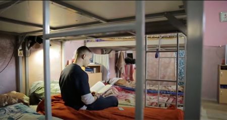 Blick in eine typische Zelle in einem moldawischen Gefängnis (Quelle: Screenshot YouTube)